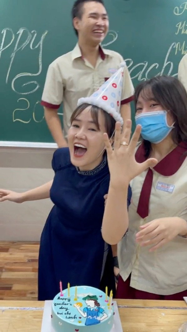 Đặc biệt hơn nữa là món quà sinh nhật cả lớp dành riêng cho cô, bên trong hộp quà là một chiếc nhẫn vàng khiến cô giáo tỏ ra vô cùng thích thú.