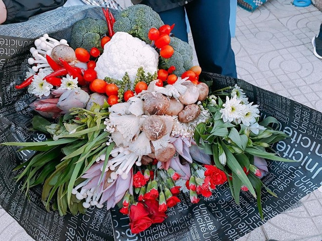 Dịp ngày Nhà giáo Việt Nam 20/11, ngoài khoe các bài báo tường, quà tặng độc đáo để tri ân thầy cô, cư dân mạng còn được dịp phát hiện ra rất nhiều câu chuyện thú vị khác.