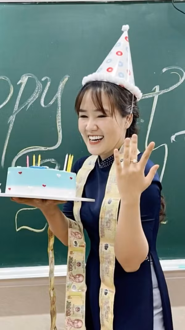Bên cạnh nhẫn vàng, chiếc bánh sinh nhật còn đầy "mùi tiền" khiến cô giáo rút mãi không hết.