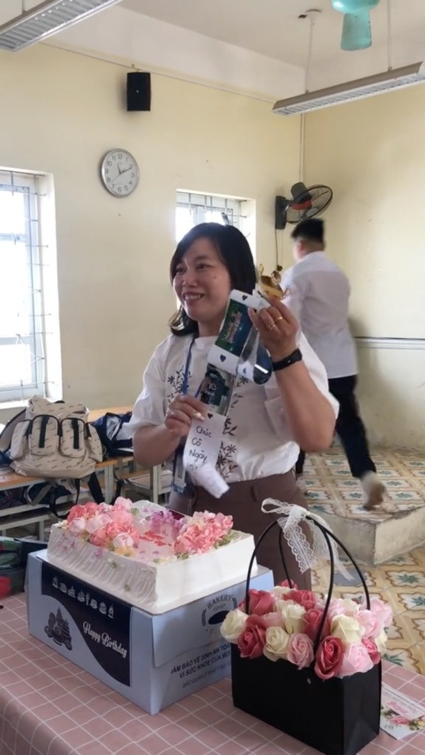 Món quà giản dị nhưng đầy ắp tình yêu thương của các em học sinh khiến cô giáo không khỏi rưng rưng nước mắt. Ảnh: Tổng hợp
