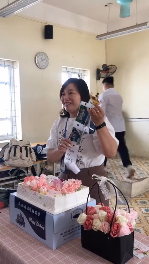 Món quà giản dị nhưng đầy ắp tình yêu thương của các em học sinh khiến cô giáo không khỏi rưng rưng nước mắt. Ảnh: Tổng hợp