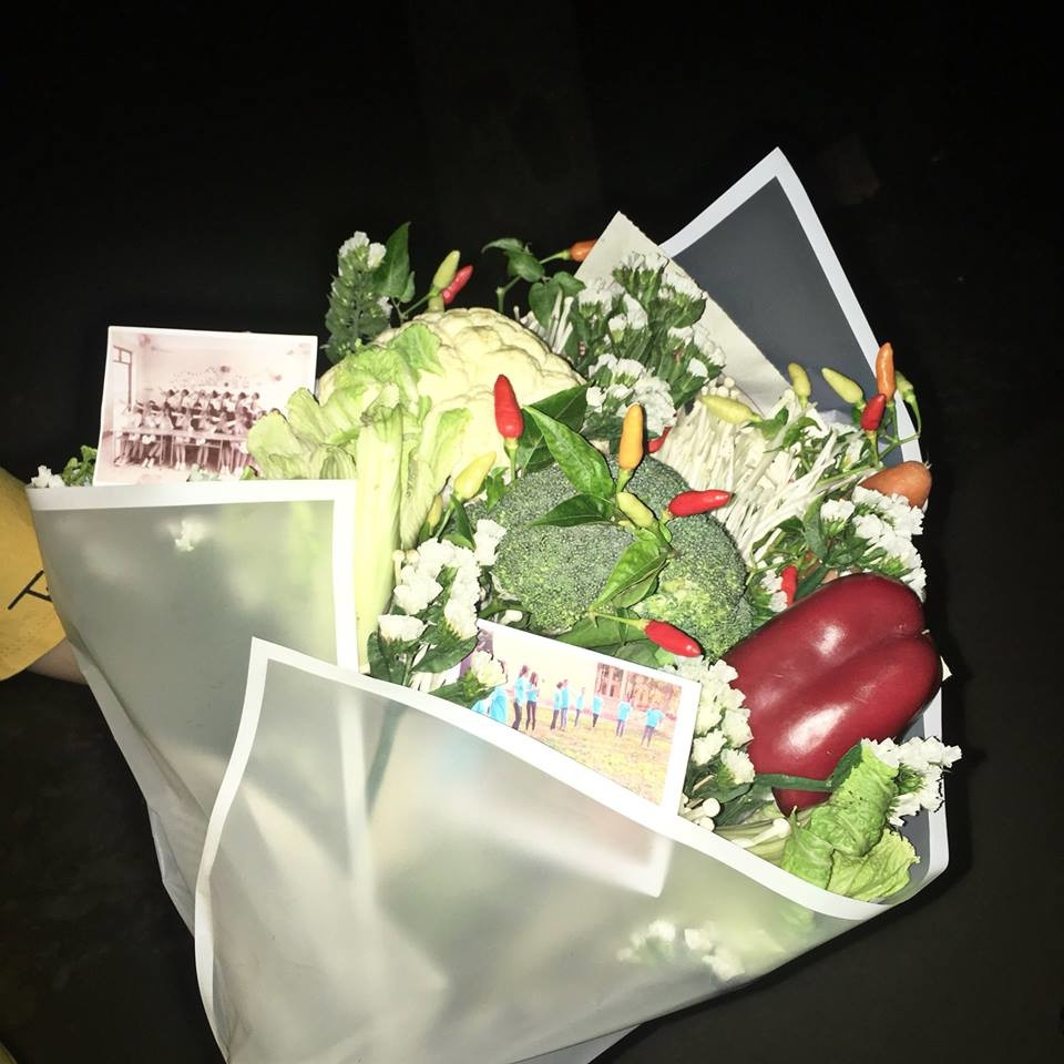 Thay vì tặng những món quà ngày 20/11 quen thuộc thì không ít học sinh đã dsáng tạo ra món quà vô cùng thiết thực, độc đáo khác để dành tặng thầy cô của mình.