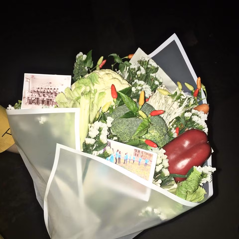 Thay vì tặng những món quà ngày 20/11 quen thuộc thì không ít học sinh đã dsáng tạo ra món quà vô cùng thiết thực, độc đáo khác để dành tặng thầy cô của mình.