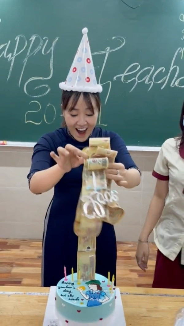 Cô giáo không ngừng vui sướng với món quà học sinh mình tặng.