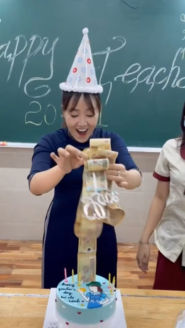 Cô giáo không ngừng vui sướng với món quà học sinh mình tặng.