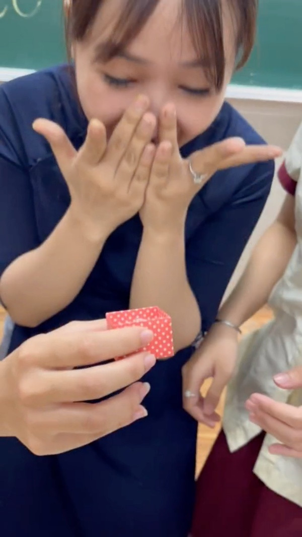 Hay mới đây trên MXH xuất hiện đoạn clip chia sẻ lại khoảnh khắc đặc biệt khi học sinh tổ chức sinh nhật cho cô giáo chủ nhiệm. Nhóm học sinh đã tắt đèn, cầm bánh sinh nhật từ ngoài cửa đi vào khiến cô giáo không khỏi xúc động.