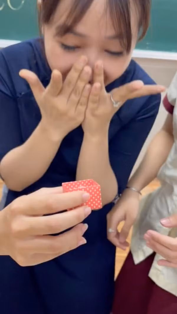 Hay mới đây trên MXH xuất hiện đoạn clip chia sẻ lại khoảnh khắc đặc biệt khi học sinh tổ chức sinh nhật cho cô giáo chủ nhiệm. Nhóm học sinh đã tắt đèn, cầm bánh sinh nhật từ ngoài cửa đi vào khiến cô giáo không khỏi xúc động.