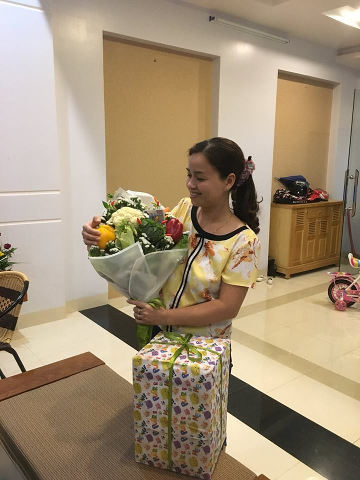 Một nhóm học sinh đã trở thành những người tinh ý nhất khi tặng cô giáo một món quà 20/11 rất thiết thực đó là bó hoa rau củ. Xem xong hình ảnh của bó hoa nấu lẩu này, ai nấy đều tấm tắc: quả là món quà hay ho đúng tố chất nhất qủy, nhì ma của đám học sinh.