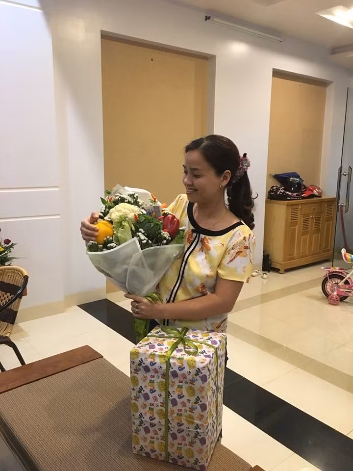 Một nhóm học sinh đã trở thành những người tinh ý nhất khi tặng cô giáo một món quà 20/11 rất thiết thực đó là bó hoa rau củ. Xem xong hình ảnh của bó hoa nấu lẩu này, ai nấy đều tấm tắc: quả là món quà hay ho đúng tố chất nhất qủy, nhì ma của đám học sinh.