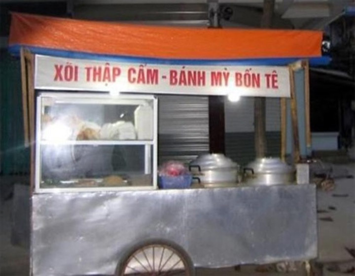 Một phiên bản bánh mì mới là bánh mì "bốn tê" được chủ tiệm này sáng tạo.