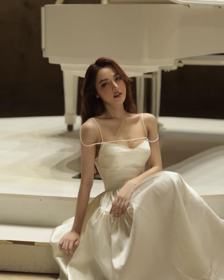 Ngoài thời gian học cô nàng còn đảm nhận vai trò làm mẫu ảnh cho các cửa hàng thời trang.