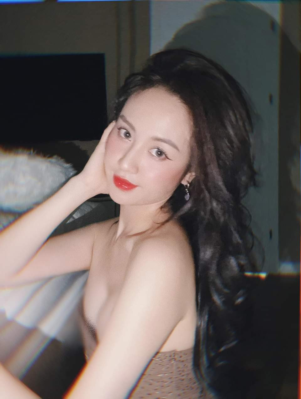 Vũ Trà My rất tự tin trước ống kính máy quay. Cô cùng dàn người đẹp đại diện cho các đội tuyển hứa hẹn tiếp tục bùng nổ trên Nóng cùng World Cup.