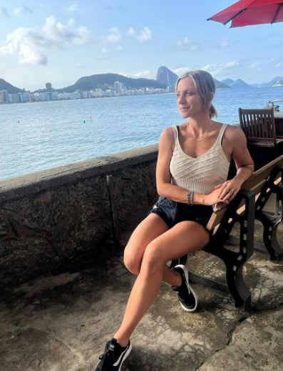 Người đẹp tóc vàng thực sự rất yêu bóng đá và công việc của mình, cô là người yêu thích vận động, thường chạy bộ để giữ dáng.