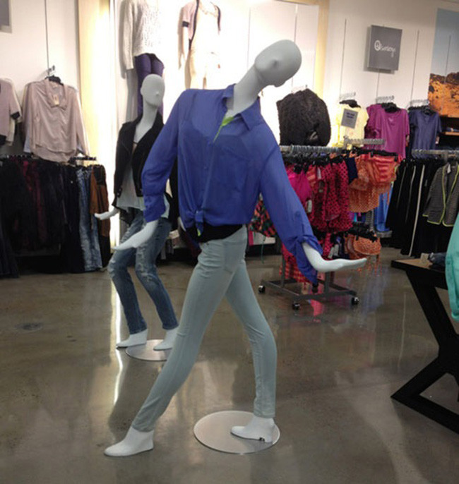 Tư thế khó đỡ của hình nhân này khiến người mua hàng thực sự khó hiểu.