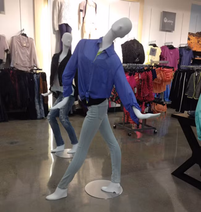 Tư thế khó đỡ của hình nhân này khiến người mua hàng thực sự khó hiểu.