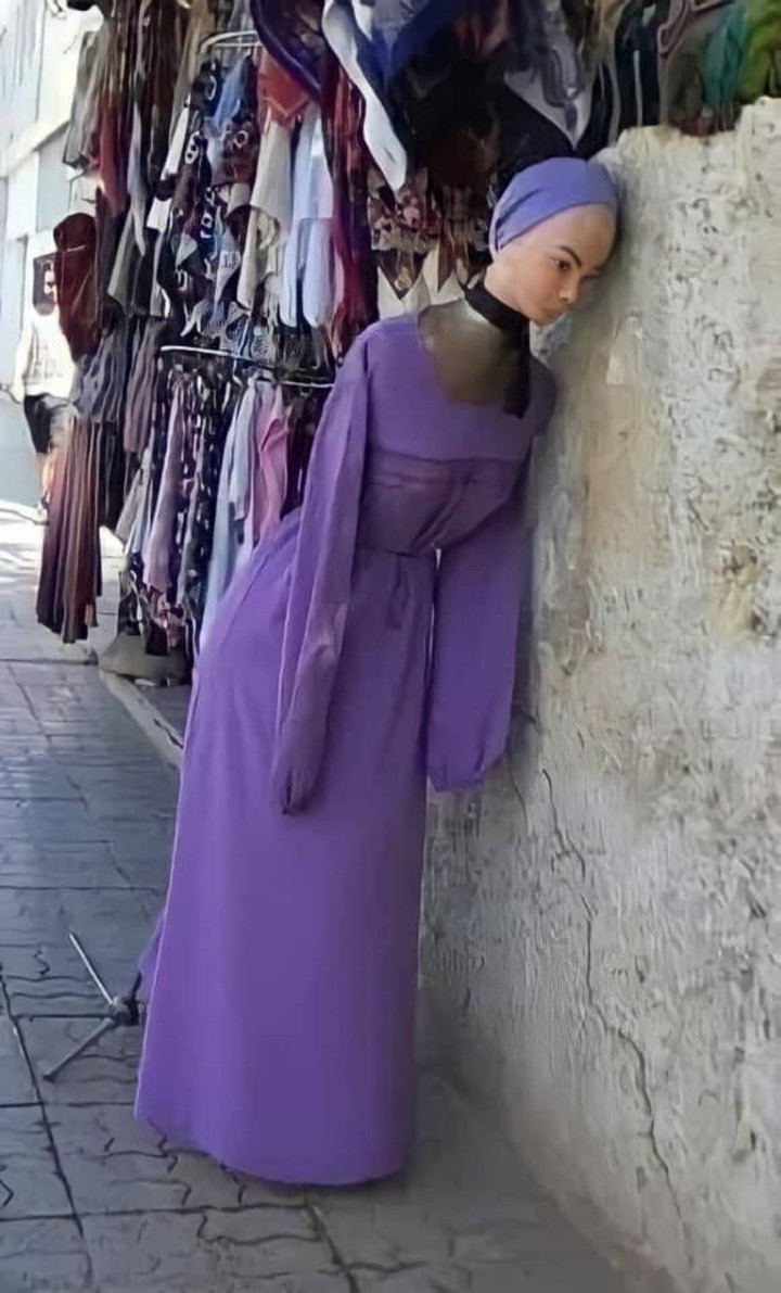 Muốn tạo nên hình ảnh độc đáo để thu hút sự chú ý của nhiều người mà nhiều chủ cửa hàng đã sáng tạo ra không ít ma nơ canh với hình dáng cực khó đỡ.