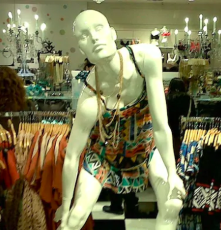 Những hình ảnh hài hước này được trang trí trong các cửa tiệm thời trang lại trở nên vô cùng sống động.