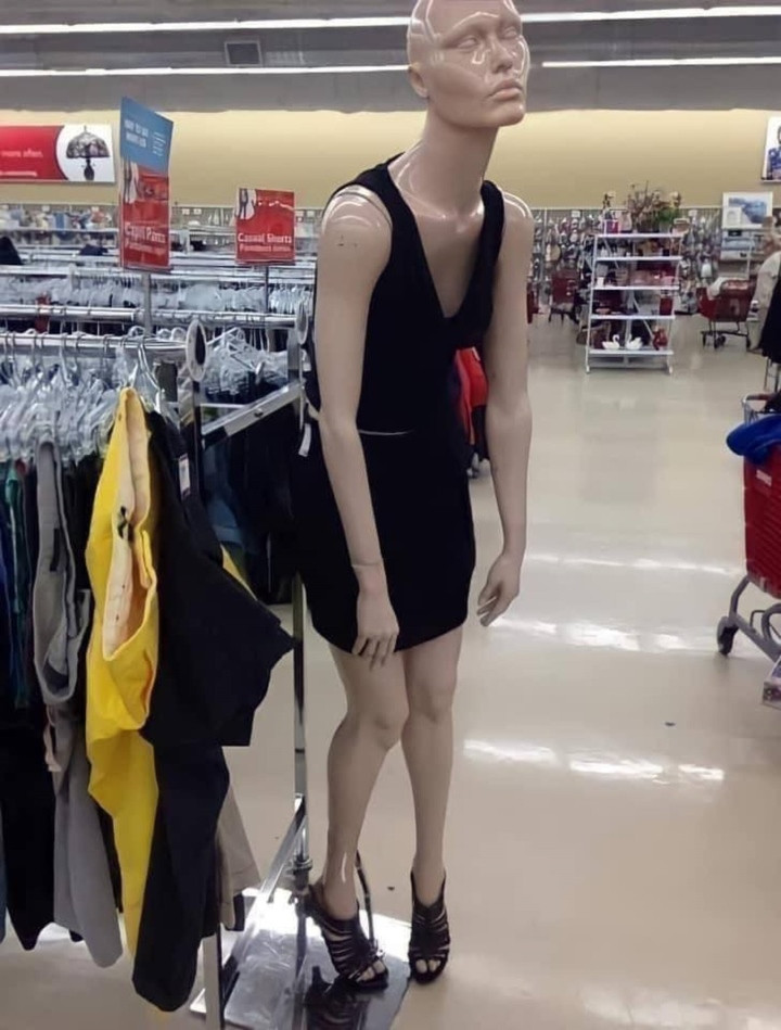 Không ít lần cư dân mạng được chứng kiến những tạo dáng khó đỡ của ma nơ canh hài hước khiến người xem chỉ biết “ôm bụng cười”.