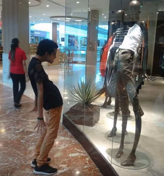 Ma nơ canh tạo dáng khó hiểu và màn đọ độ cong cực hài hước.