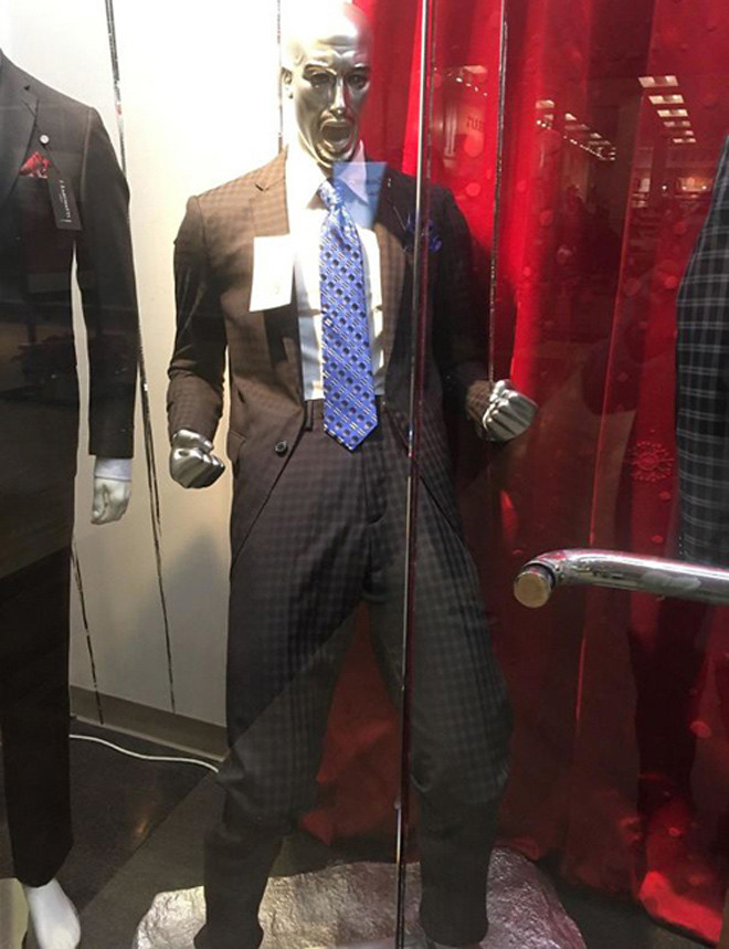 "Mại dô, nhanh tay mua ngay kẻo hết bà con ơi" chính là ý tưởng mời gọi của chủ cửa hàng này qua con ma nơ canh.