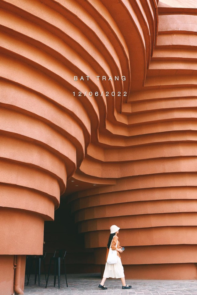  Bảo tàng gốm Bát Tràng nằm ở trung tâm Tinh hoa Làng nghề Việt, số 28, thôn 5, làng cổ Bát Tràng, Gia Lâm, Hà Nội. Bảo tàng gốm Bát sở hữu kiến trúc độc-lạ, được lấy cảm hứng từ những đường cong của đất trên bàn xoay. Ảnh: Phạm Minh Sơn