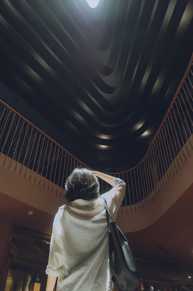 Đây là địa điểm check in Hà Nội không thể bỏ qua vào dịp cuối tuần, khách tham quan có thể "sống ảo" cả ở trong lẫn bên ngoài bảo tàng với đủ mọi góc chụp "cực nghệ". Ảnh: Dương/ Linh