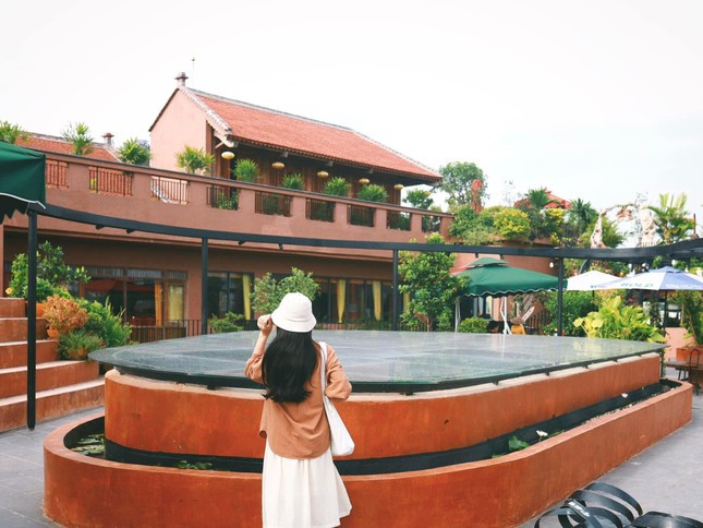 Bảo tàng gốm Bát Tràng mở cửa tất cả các ngày trong tuần. Bạn có thể di chuyển đến đây bằng xe máy, ô tô hoặc xe buýt. Ảnh: Phạm Minh Sơn