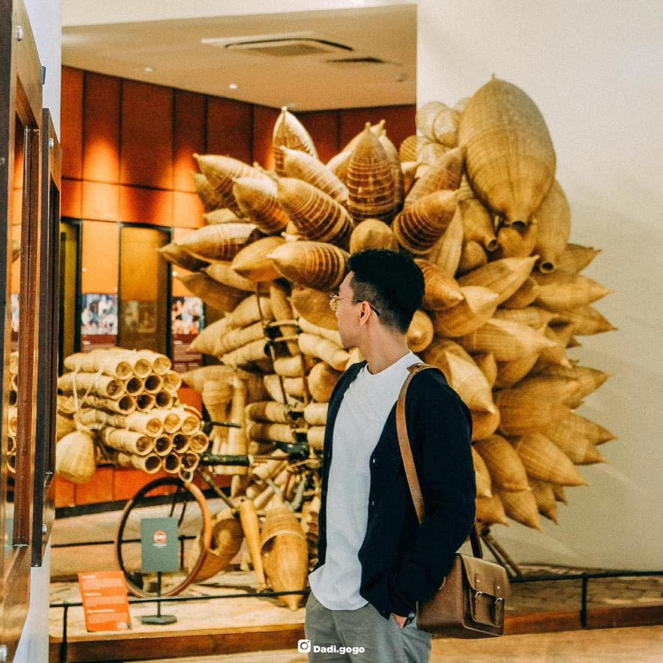 Bảo tàng nằm ngay trên trục đường Nguyễn Văn Huyên rộng lớn, thoáng đãng, cách trung tâm thành phố khoảng 8km nên đi lại càng dễ dàng hơn.