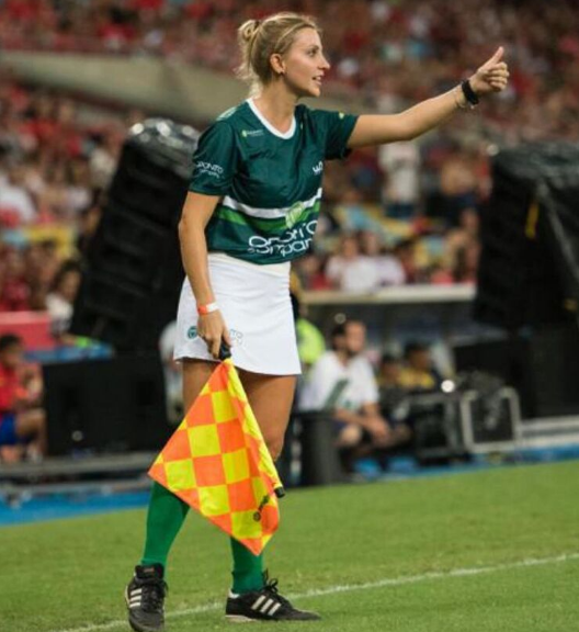 Bên cạnh Ekaterina Kostyunina, nữ trọng tài người Brazil - Fernanda Colombo cũng khiến không ít người trầm trồ vì xinh đẹp.