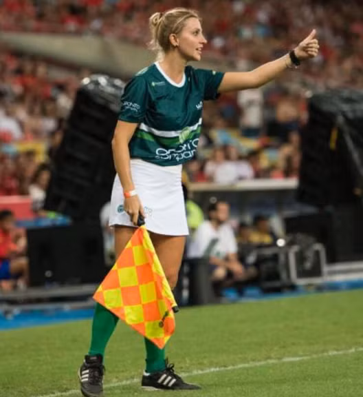 Bên cạnh Ekaterina Kostyunina, nữ trọng tài người Brazil - Fernanda Colombo cũng khiến không ít người trầm trồ vì xinh đẹp.