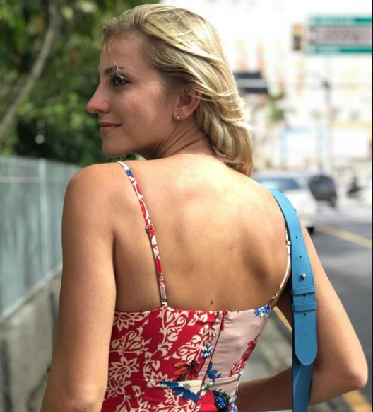 Cô từng gây sốt với màn rút khăn "dọa" tiền vệ Kitu Diaz của Barcelona Sporting Club khiến anh tưởng cô sắp rút thẻ phạt.