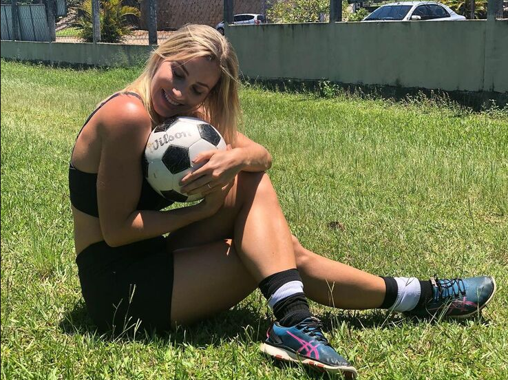 Người đẹp tóc vàng thực sự rất yêu bóng đá và công việc của mình.