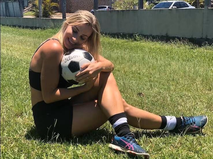 Người đẹp tóc vàng thực sự rất yêu bóng đá và công việc của mình.