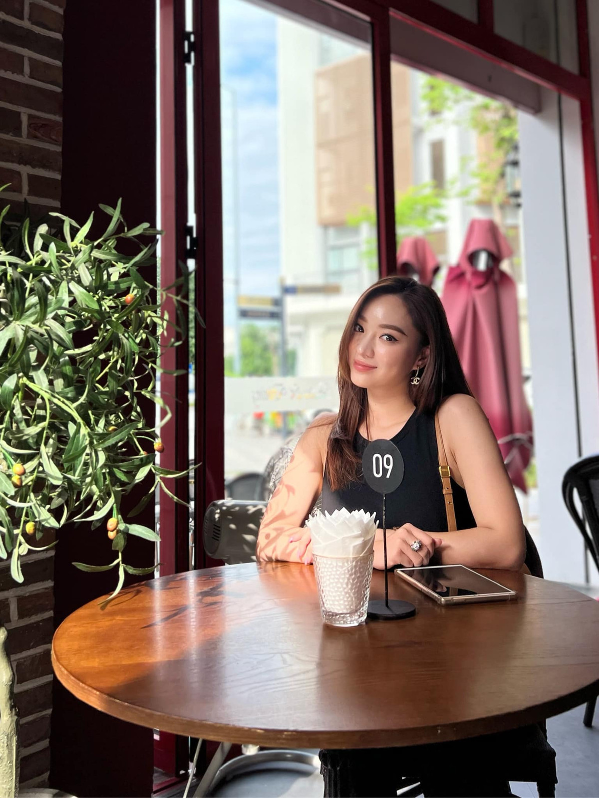 Lê Phan Ngọc Lan sinh năm 1992 là cựu tiếp viên hàng không hãng Asian Airlines.