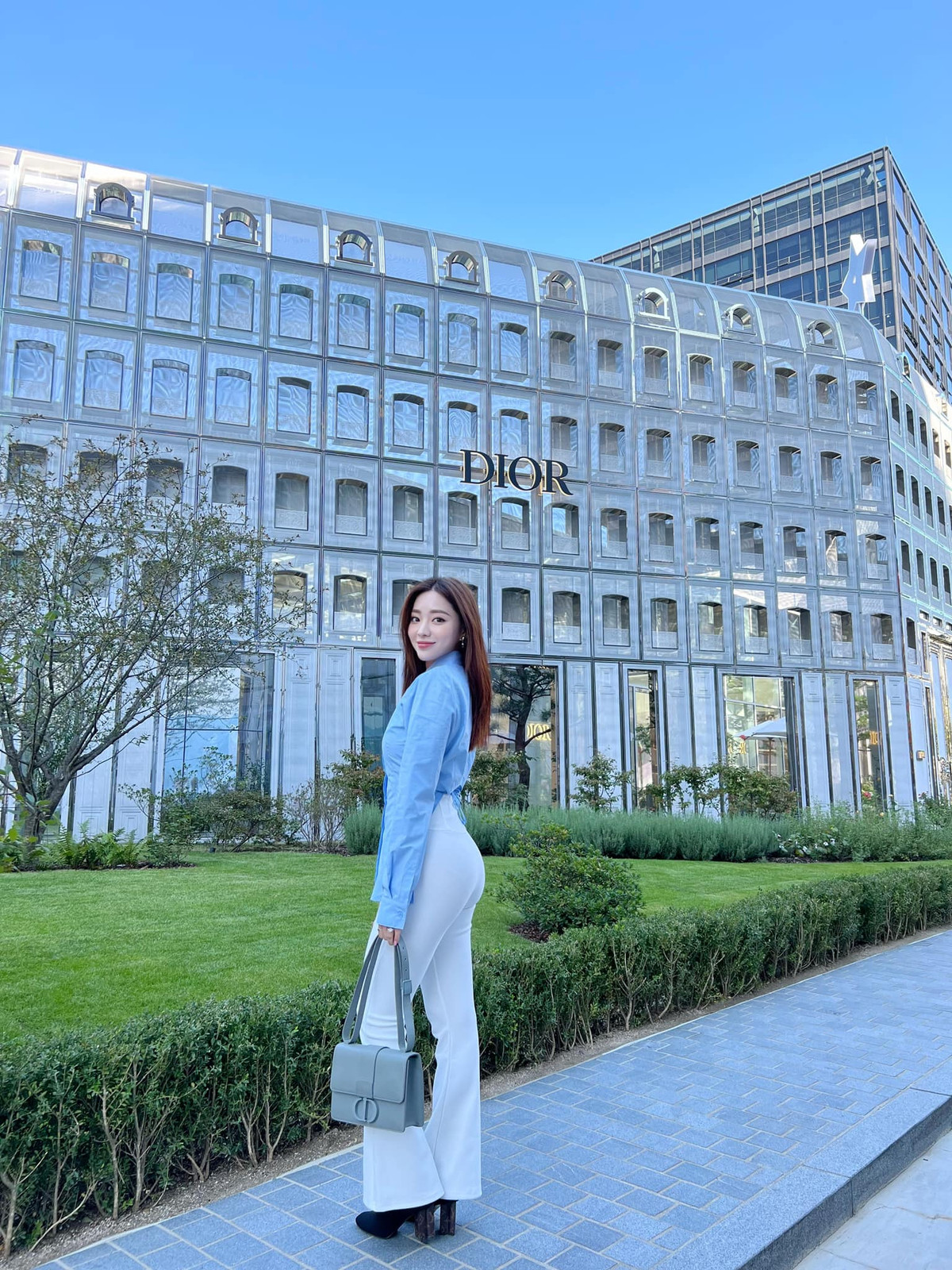 Dù đã là mẹ hai con nhưng "hoa khôi tiếp viên hàng không" này vẫn duy trì hình thể cân đối bao người ngưỡng mộ.