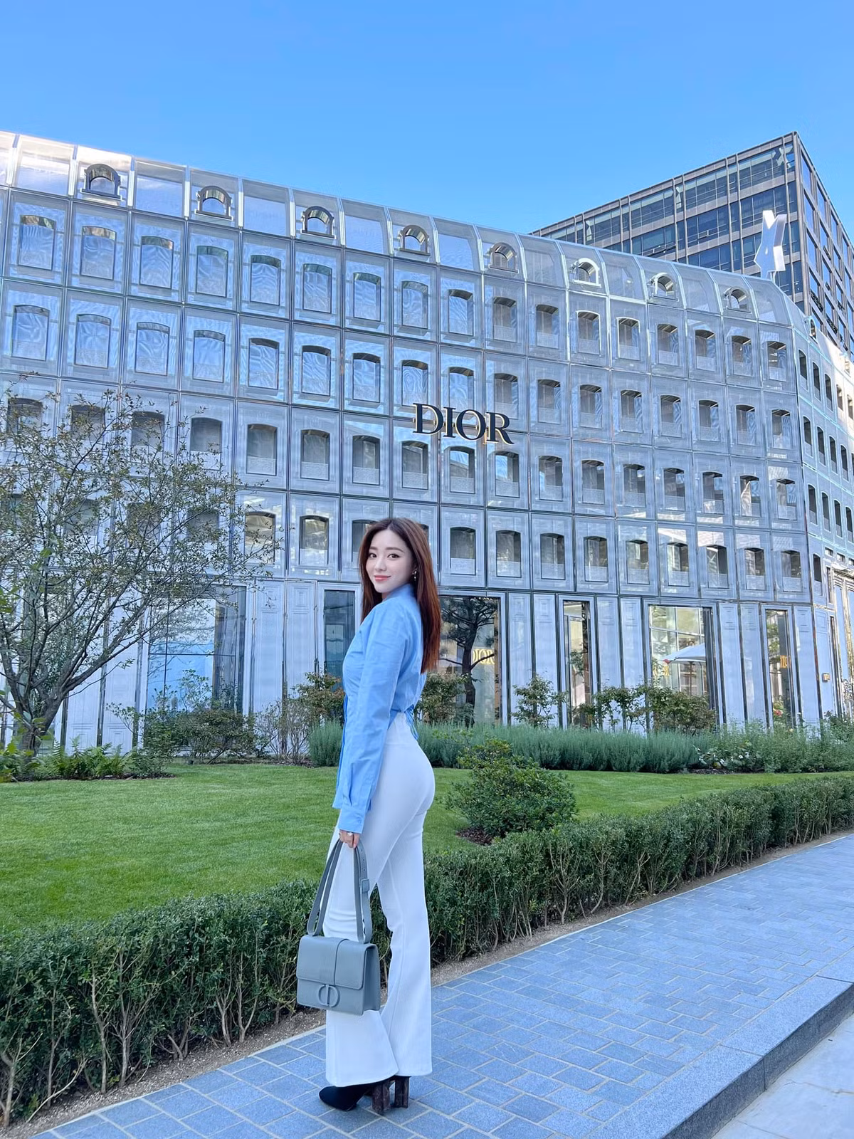 Dù đã là mẹ hai con nhưng "hoa khôi tiếp viên hàng không" này vẫn duy trì hình thể cân đối bao người ngưỡng mộ.