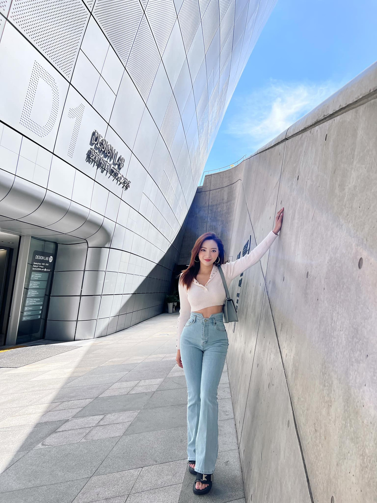 Chẳng những sở hữu nhan sắc xinh đẹp, Ngọc Lan còn gây ấn tượng bởi vóc dáng thon gọn dù đã trải qua 2 lần sinh.