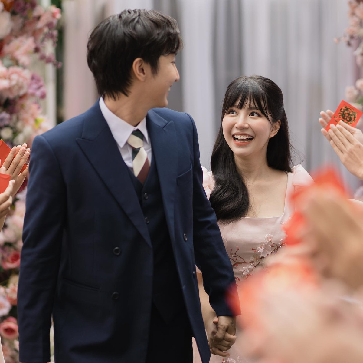 Mãi cho đến đúng đêm Giao thừa vừa qua, Mẫn Tiên và và Key mới đồng loạt thông báo hỷ sự trong sự ngỡ ngàng của công chúng.