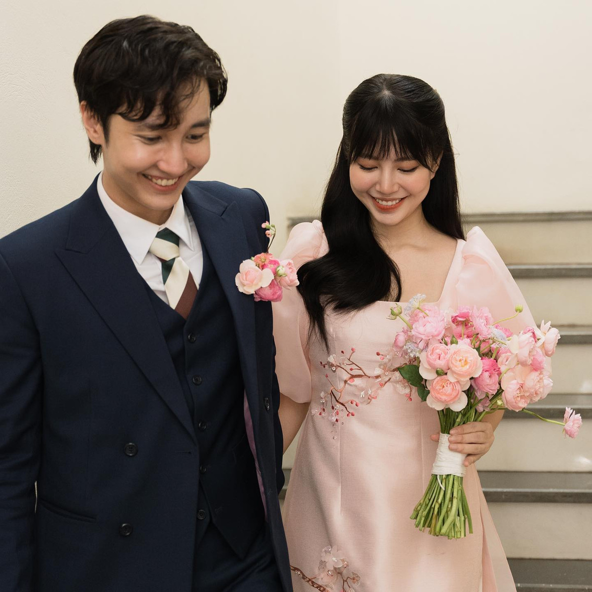 Dưới bài đăng nàng hot girl Hà thành nhận về vô số lời chúc mừng từ người hâm mộ.