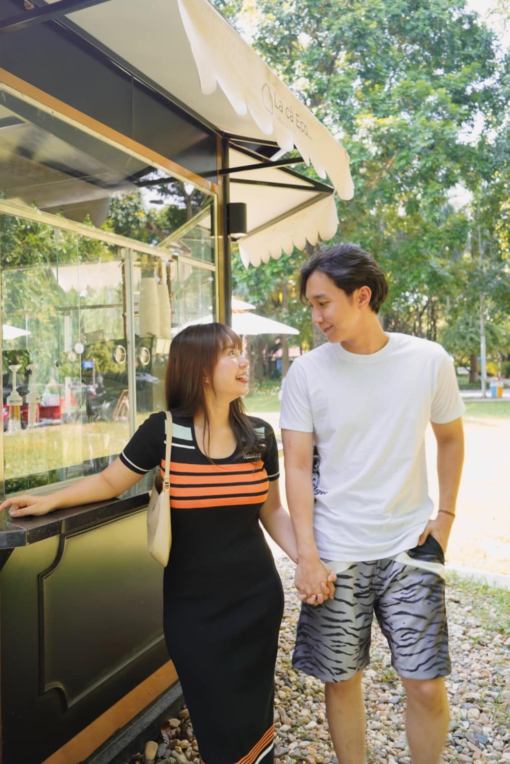 Trong một lần chia sẻ, nam ca sĩ tâm sự: "Cô ấy khiến mọi thứ dù tiêu cực thế nào cũng có thể trở thành niềm vui và mỗi ngày trôi qua khi chúng tôi ở cạnh nhau đều vui vẻ. Sau khi dành thời gian cho nhau, tôi cảm nhận tình yêu đã đến độ chín muồi. Do đó, chúng tôi kết hôn".