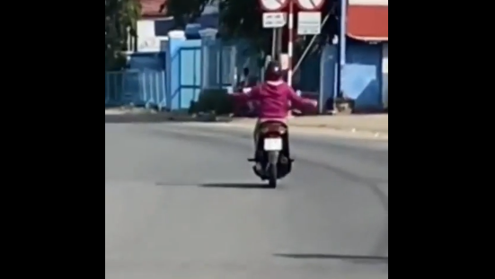 Đoạn clip đi xe máy lạng lách này đã thu hút hàng trăm nghìn lượt xem, bày tỏ cảm xúc, chia sẻ và bình luận từ cộng đồng mạng.