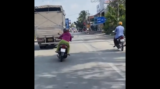 Trên suốt quãng đường đi "ninja lead" này còn lạng lách qua dòng người, vượt lên trước đầu xe ô tô tải, xe khách... và lúc cao hứng chị buông cả 2 tay.