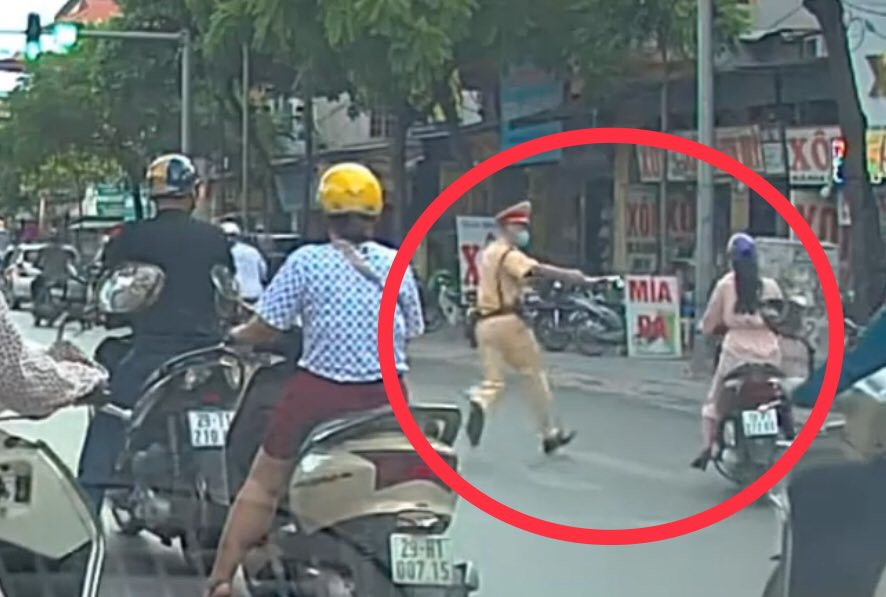 Nhìn hành động lái xe liều lĩnh của những "nữ quái xế" đi trước mà tài xế ô tô đi sau cũng phải giật mình, hoảng sợ.