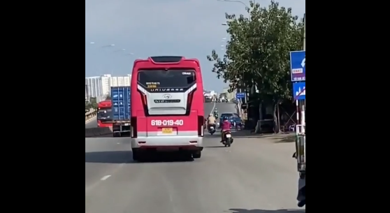 "Ra đường mà chạy xe lạng lách đánh võng kiểu như vậy, lỡ đụng vô xe người đi đường thì lại báo hại người ta nữa", "Máu đam mê mà trẻ không được thực hiện nên già thể hiện tý thôi mà",...là những bình luận của cư dân mạng.