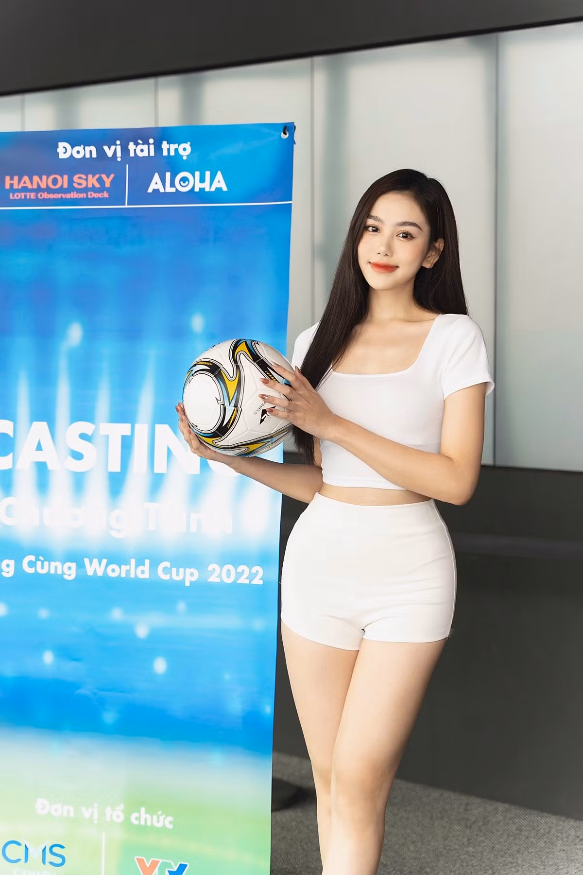 Xuất hiện trong Nóng cùng World Cup 2022, nàng hot girl Hà thành gây thương nhớ với nhan sắc xinh đẹp, đặc biệt là đôi chân dài miên man.