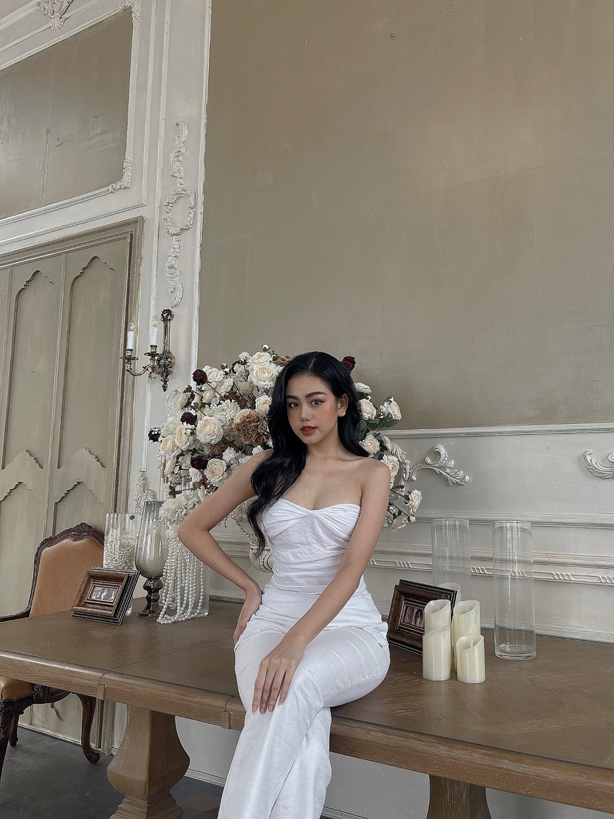 Cô nàng cho biết gia đình không phản đối chuyện mình đăng tải một vài tấm ảnh gợi cảm bởi Diệu Thuý vẫn làm tốt công việc và giữ được thành tích học tập trong thời gian trước đó. Ảnh: FBNV