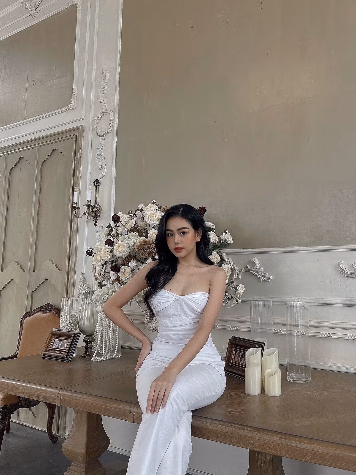 Cô nàng cho biết gia đình không phản đối chuyện mình đăng tải một vài tấm ảnh gợi cảm bởi Diệu Thuý vẫn làm tốt công việc và giữ được thành tích học tập trong thời gian trước đó. Ảnh: FBNV