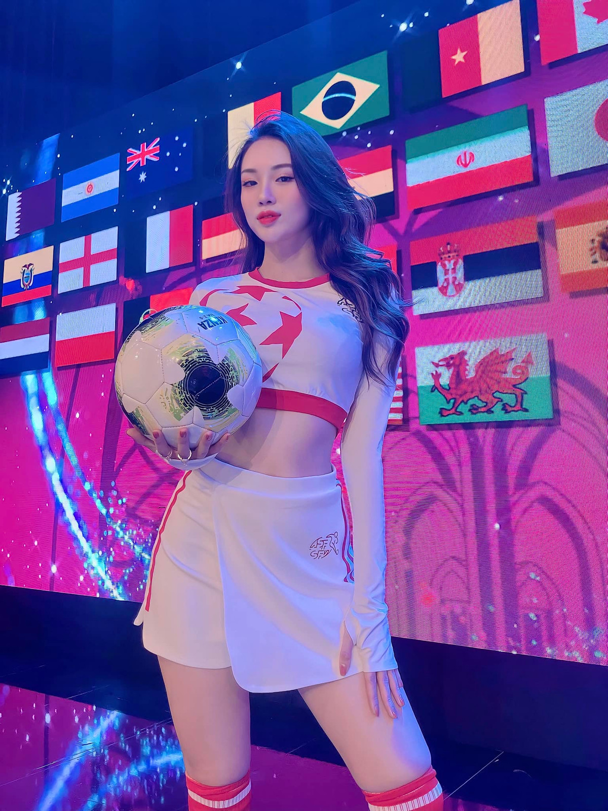 Xuất hiện đại diện tuyển Thụy Sĩ trong Nóng cùng World Cup 2022, cô gái quê Hải Phòng nhanh chóng "đốn tim" khán giả nhờ sắc vóc nổi bật.