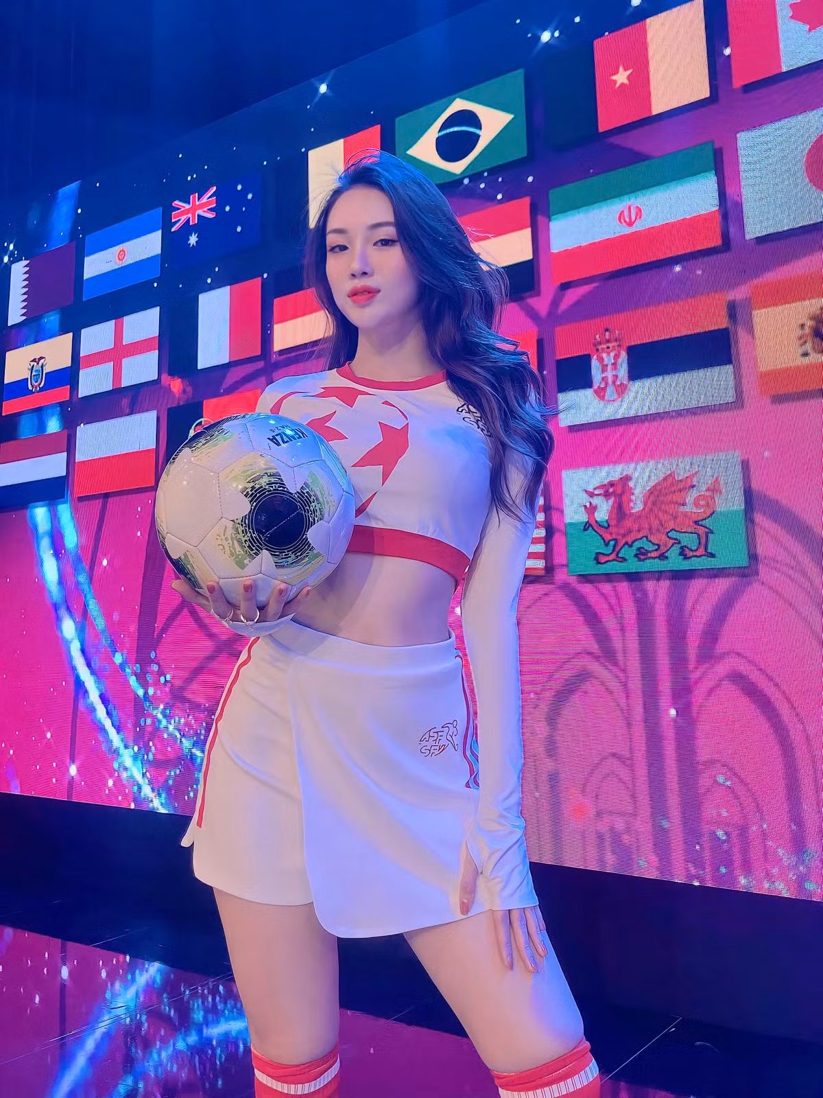 Xuất hiện đại diện tuyển Thụy Sĩ trong Nóng cùng World Cup 2022, cô gái quê Hải Phòng nhanh chóng "đốn tim" khán giả nhờ sắc vóc nổi bật.