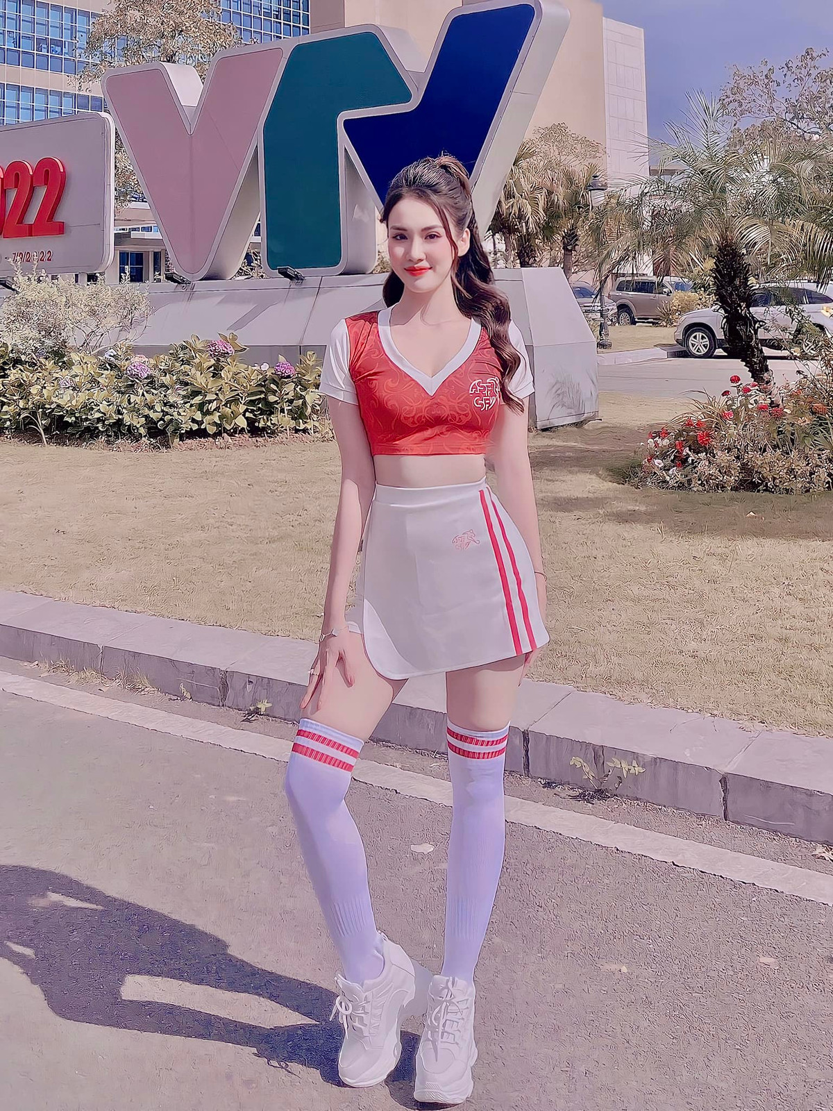 Hot girl 25 tuổi cao 1m60, nặng 45kg, nổi tiếng trên MXH nhờ ngoại hình vô cùng nóng bỏng.